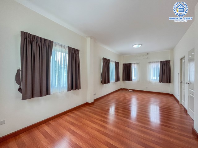 บ้านแฝดมือสองย่านนนทบุรี ม.ลลิลอินเดอะพาร์ค บางใหญ่-กาญจนภิเษก เนื้อที่กว้างขวางถึงเกือบ 40 ตร.ว. ฟังก์ชัน 3 ห้องนอน 2 ห้องน้ำ 1 ที่จอดรถ บนทำเลดี เดินทางสะดวก ใกล้เซ็นทรัลเวสต์เกต, ทางด่วน "กาญจนาภิเษก" เพียง 10 นาทีถึงรถไฟฟ้าสายสีม่วง "สถานีสามแยกบางใหญ่"...